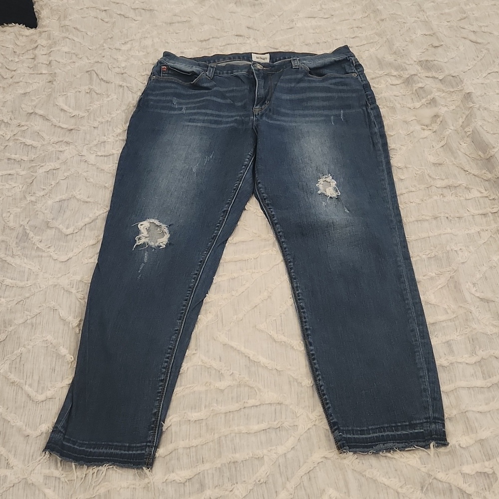 Medium wash distressed Hudson Natalie cropped, frayed hem jeans size 32!